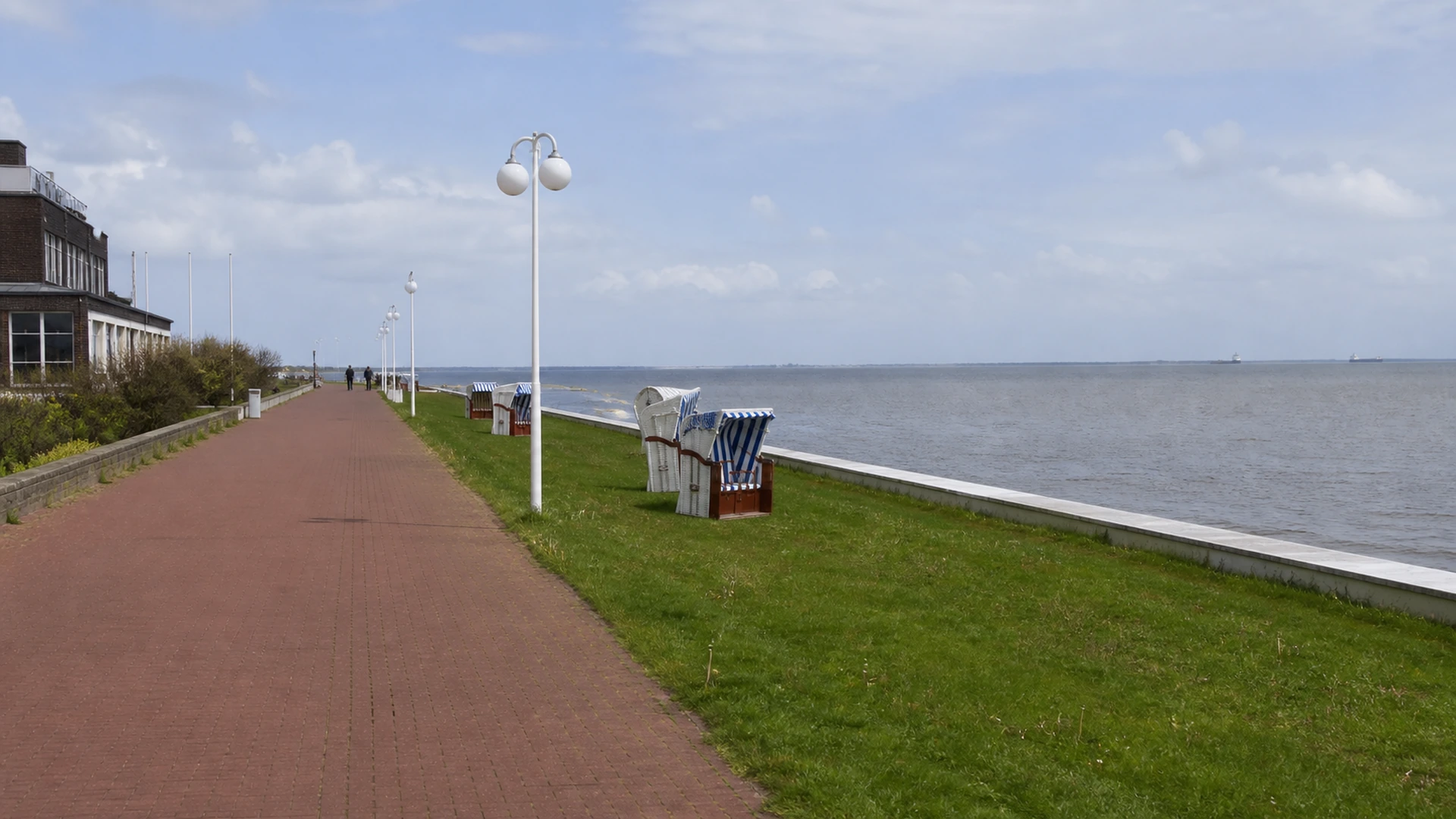 Südstrandpromenade in Wilhelmshaven mit Blick auf die Jade