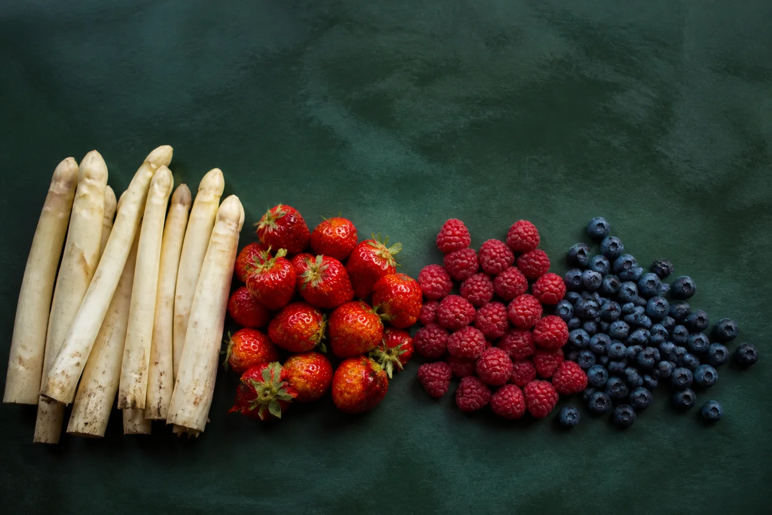 Saisonlinie aus Spargel, Erdbeeren, Himbeeren und Heidelbeeren