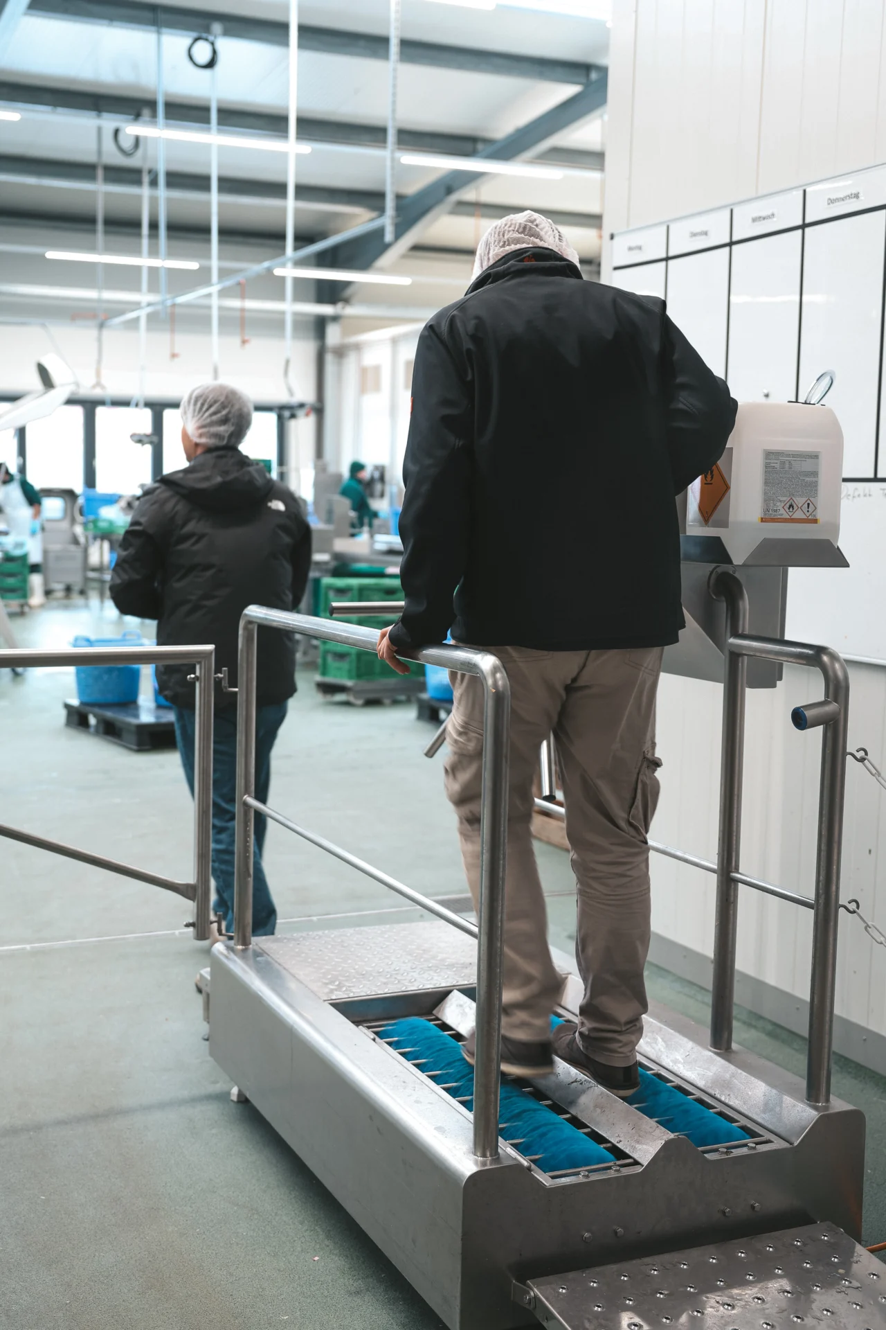 Mitarbeitende im Produktionsbereich des Fruchthauses