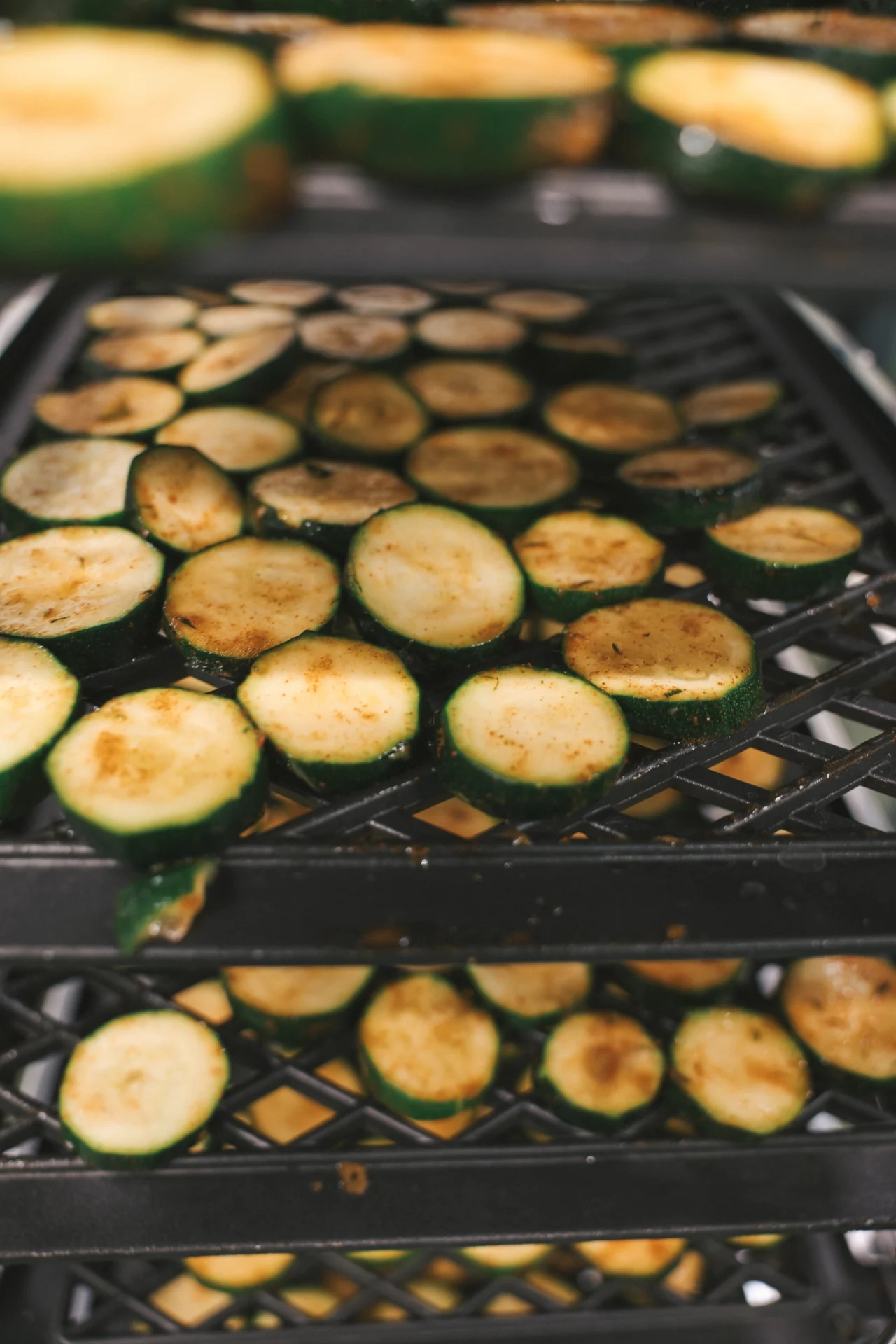 Gegrillte Zucchinischeiben aus eigener Herstellung