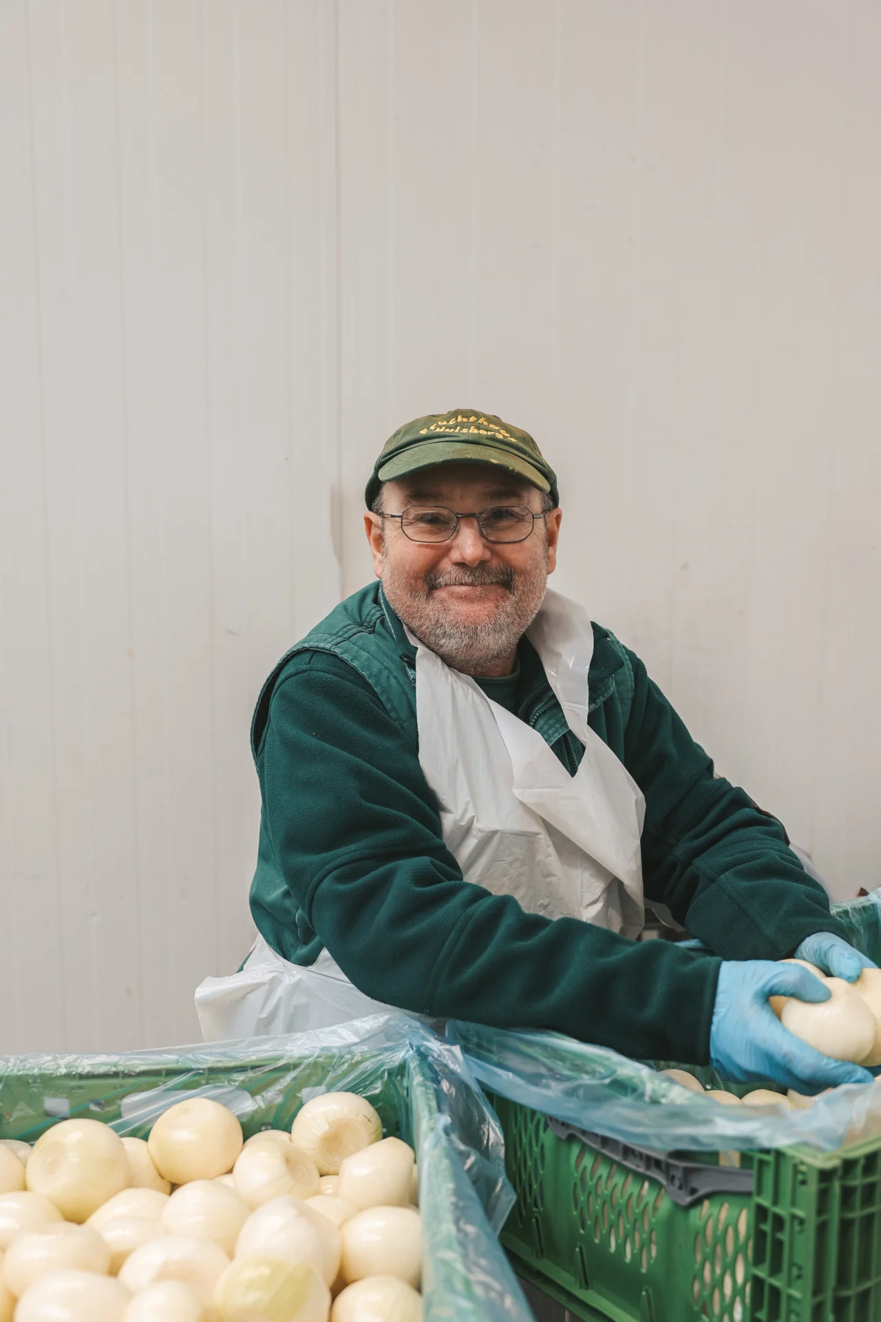 Mitarbeiter bei der Vorbereitung geschälter Zwiebeln