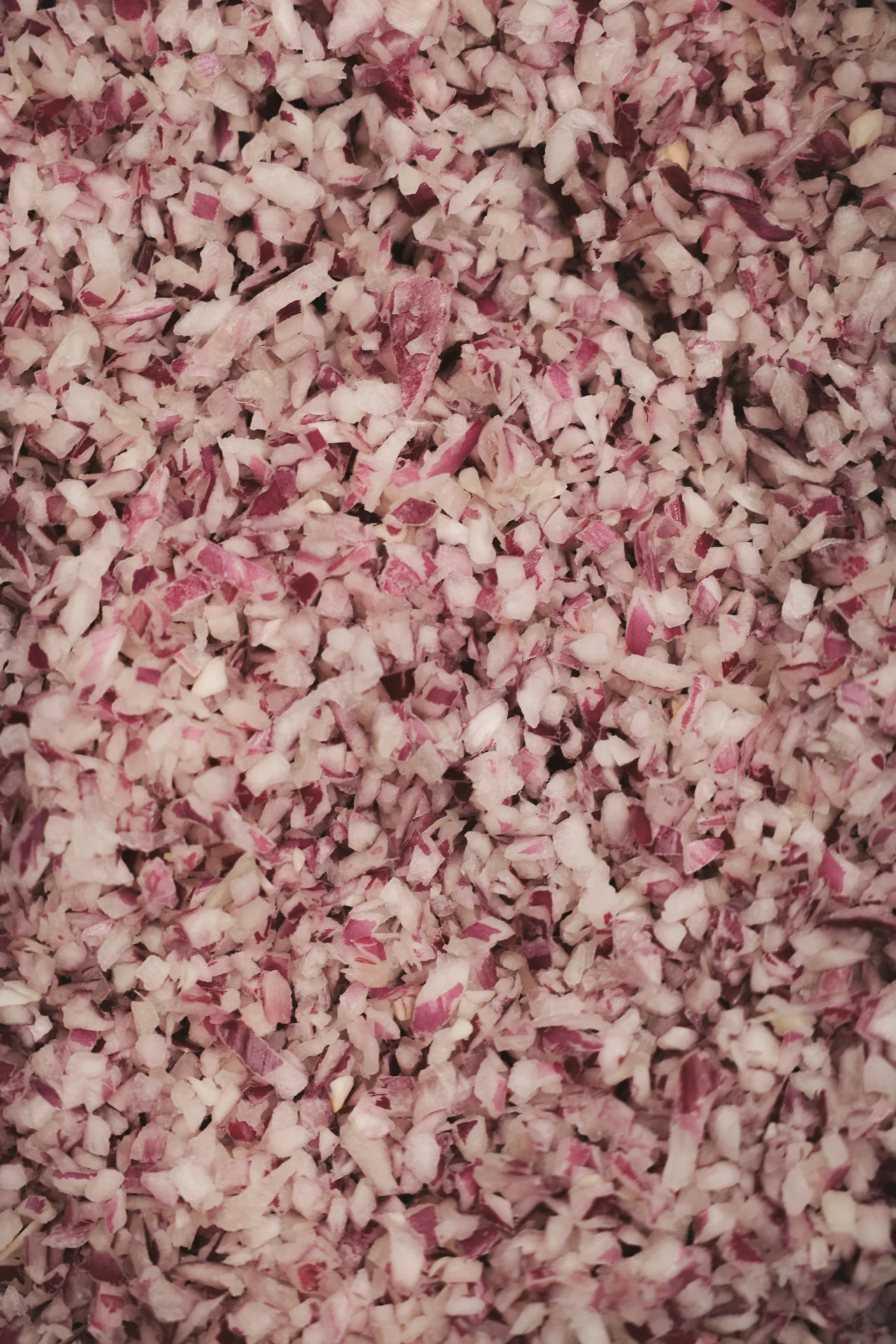 Frisch geschnittene rote Zwiebelwürfel aus eigener Produktion