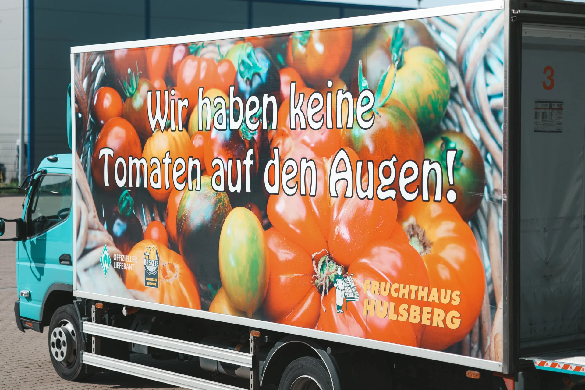 Gebrandetes Lieferfahrzeug des Fruchthauses am Standort