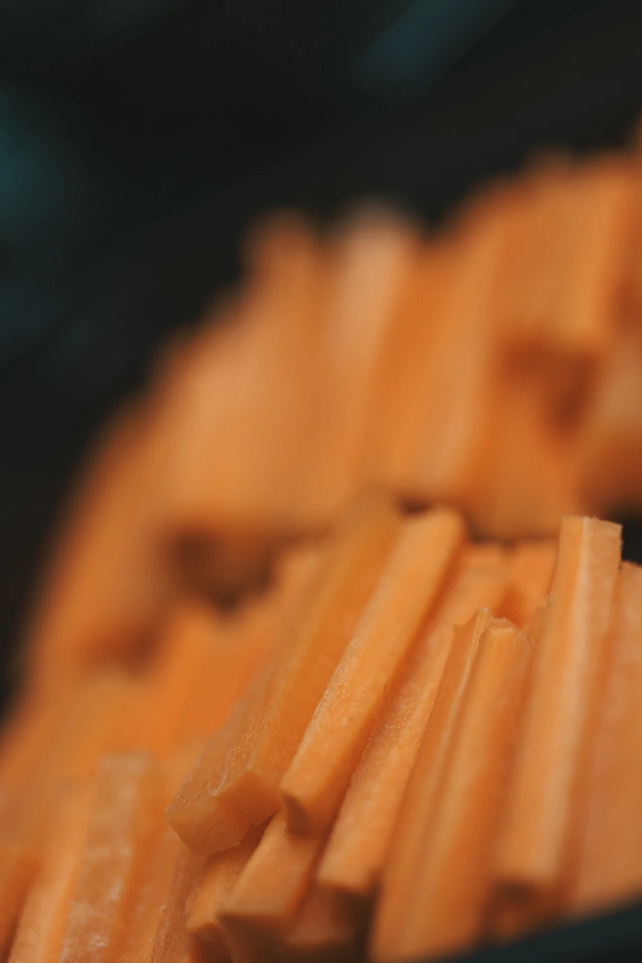 Frisch geschnittene Möhrenstifte aus eigener Produktion